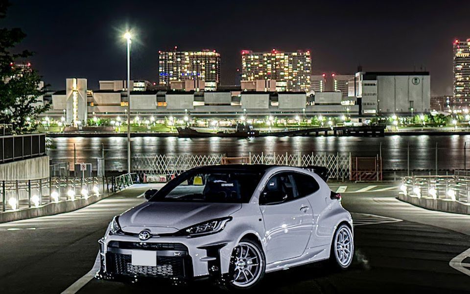 Toyota GR Yaris 白 お台場夜景